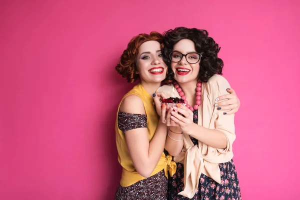 Deux Mignonnes Amies Femme Ressemblant Des Comptables Nerds Debout Sur — Photo