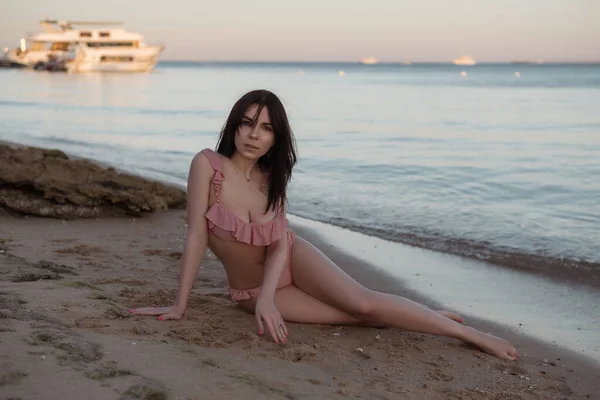 Bella Donna Bruna Sexy Sulla Spiaggia Vicino Mare Tramonto Estivo — Foto Stock