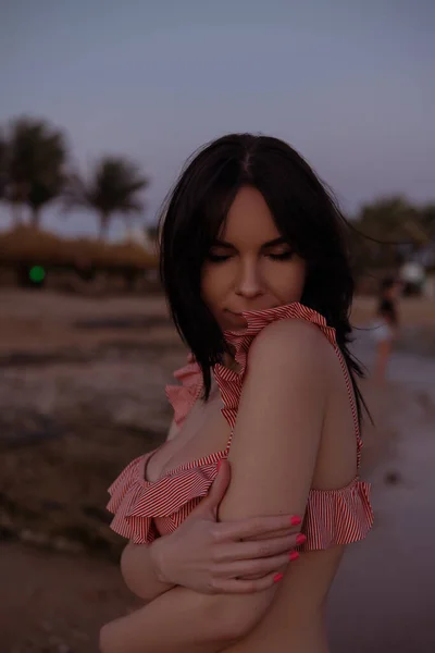 Hermosa Mujer Morena Sexy Playa Cerca Del Mar Atardecer Verano — Foto de Stock