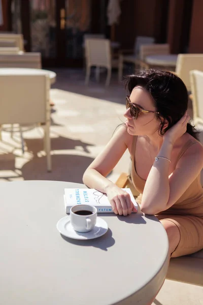 Bella Donna Bruna Sexy Che Rilassa Caffè Tropicale Resort Hotel — Foto Stock