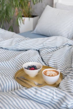 Modern iç mekanlarda mavi ekolojik kumaşlar. Gün ışığı