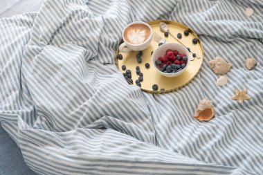 Modern iç mekanlarda mavi ekolojik kumaşlar. Gün ışığı