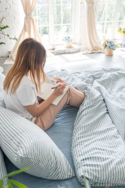 Modern iç mekanlarda mavi ekolojik kumaşlar. Gün ışığı