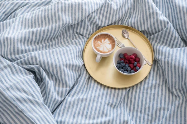 Modern iç mekanlarda mavi ekolojik kumaşlar. Gün ışığı