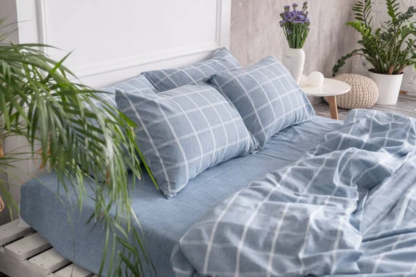 Modern iç mekanlarda mavi ekolojik kumaşlar. Gün ışığı