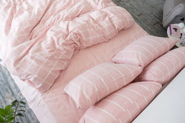 Roze Ecologisch Linnen Bed Modern Interieur Daglicht Stockfoto