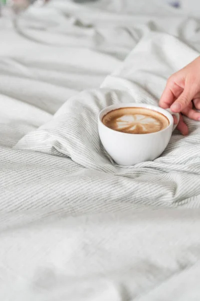 Vrouwenhanden Houdt Koffie Witte Beker Grijs Gezaaid Beddengoed Latte Kunst Rechtenvrije Stockfoto's