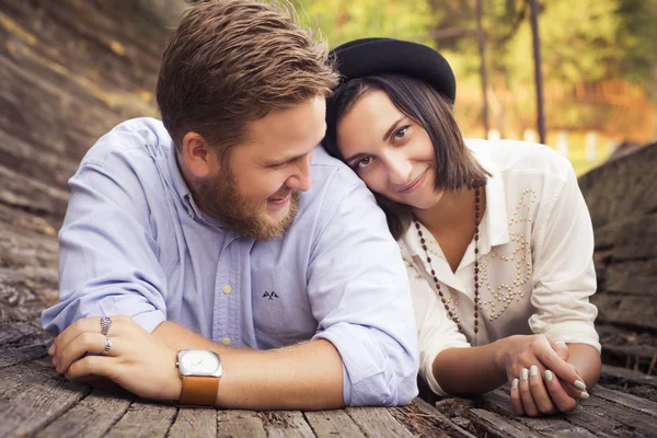 Bella coppia di hipster innamorati in un appuntamento all'aperto nel parco havi — Foto Stock