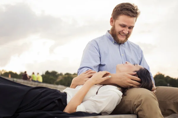 Belo casal hipster no amor em uma data ao ar livre no parque havi — Fotografia de Stock