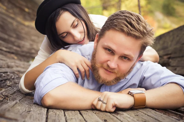 Belo casal hipster no amor em uma data ao ar livre no parque havi — Fotografia de Stock