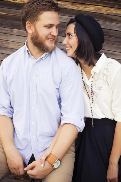 Belo casal hipster no amor em uma data ao ar livre no parque havi — Fotografia de Stock