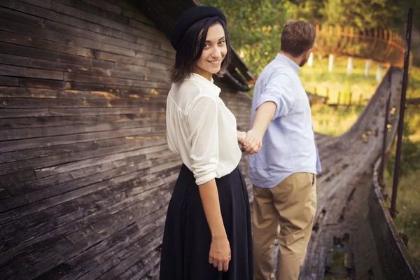 Bella coppia di hipster innamorati in un appuntamento all'aperto nel parco havi — Foto Stock