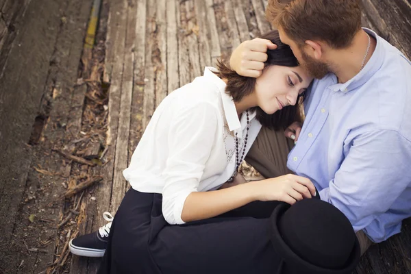 Bella coppia di hipster innamorati in un appuntamento all'aperto nel parco havi — Foto Stock