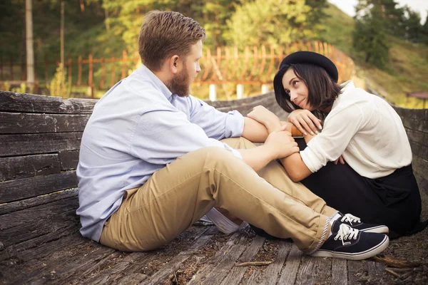 Vacker hipster par i kärlek på en dag utomhus i parken havi — Stockfoto