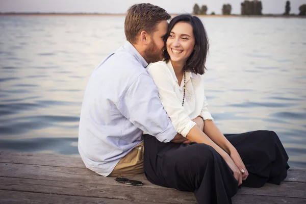 Belo casal hipster no amor em uma data ao ar livre no parque havi — Fotografia de Stock