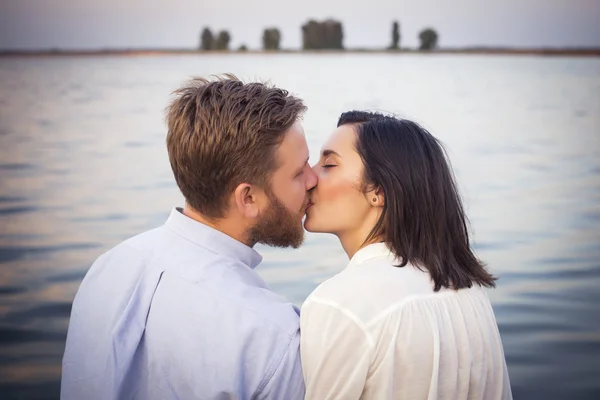 Belo casal hipster no amor em uma data ao ar livre no parque havi — Fotografia de Stock