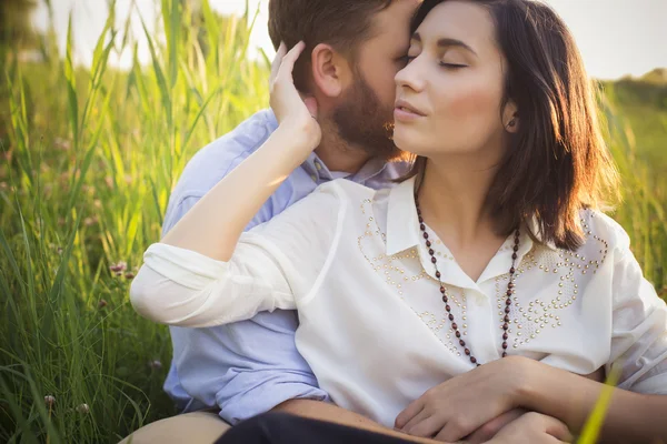 Belo casal hipster no amor em uma data ao ar livre no parque havi — Fotografia de Stock