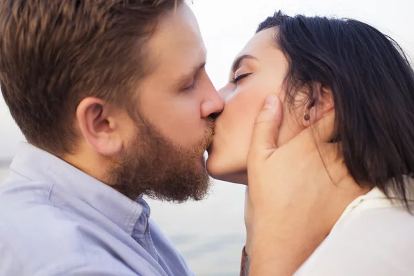 Mooie hipster paar verliefd op een datum buiten in park havi — Stockfoto