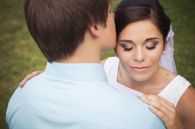 Aşk güzel bir çift. düğün günü. gelinlik. Tiffany bl