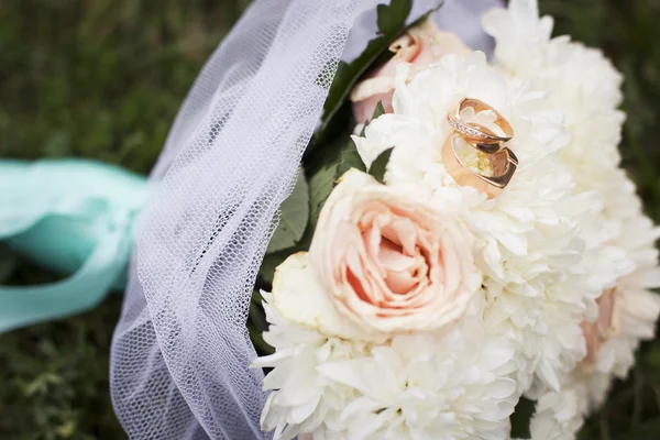 Hermoso ramo nupcial de rosas con los anillos de boda en él o — Foto de Stock