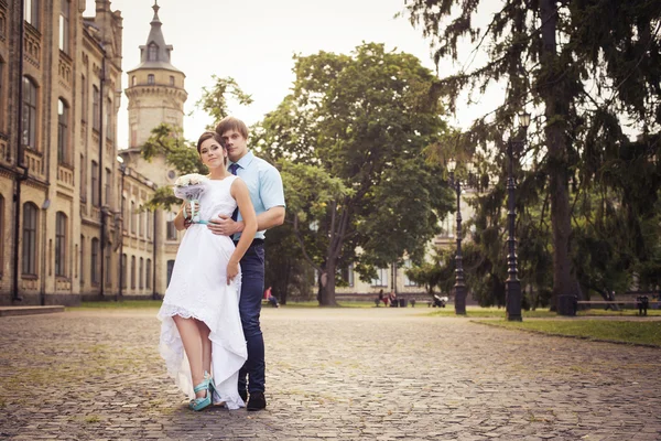 Belo casal apaixonado. Dia do casamento. Vestido de noiva. Tiffany bl — Fotografia de Stock