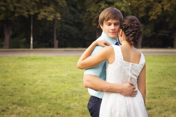 Hermosa pareja enamorada. Día de la boda. Vestido de novia. Tiffany bl — Foto de Stock