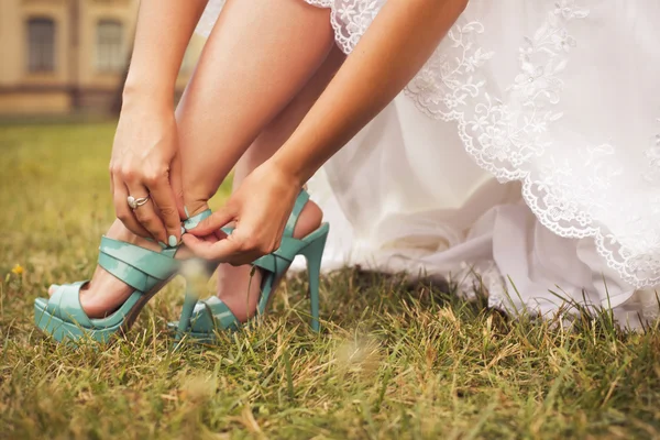 Hermosa novia preparándose para casarse en vestido blanco y rápido — Foto de Stock