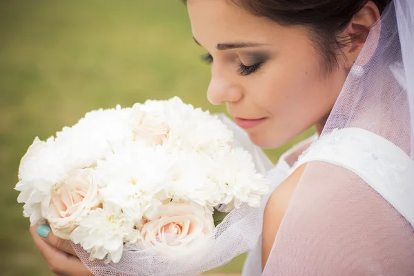 Mooie bruid voorbereiden om te trouwen in witte jurk en sluier — Stockfoto