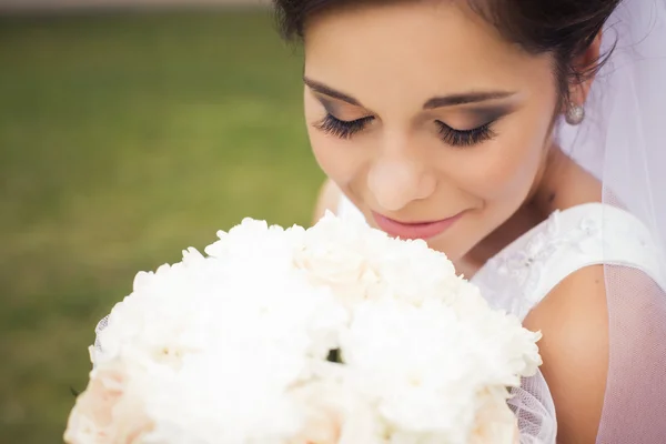 Прекрасная невеста готовится к свадьбе в белом платье и вуали — стоковое фото