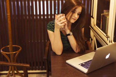 café okuma kitabı oturan esmer kadın eğitim ve kahve içme. kopya alanı