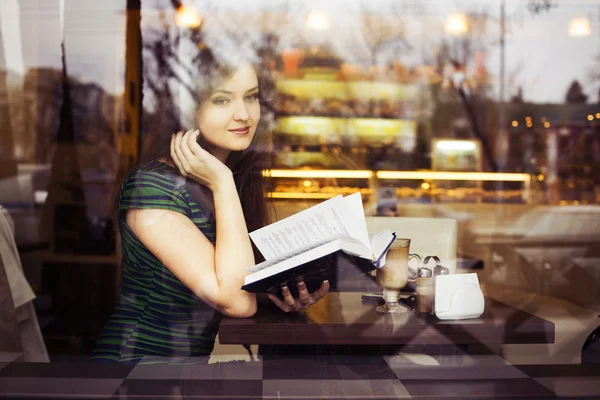 Brunette vrouw zitten op het boek café lezing, studie en koffie drinken. kopie ruimte — Stockfoto