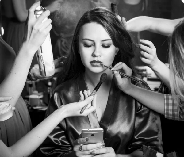 Plus size fashion models prepared for runway by stylish designer. Black and white photography — Stock Photo, Image