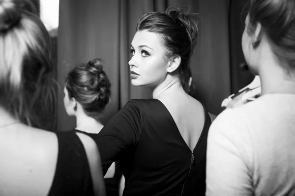 artı boyutu moda modelleri şık tasarımcı tarafından pist hazır. siyah ve beyaz fotoğraf