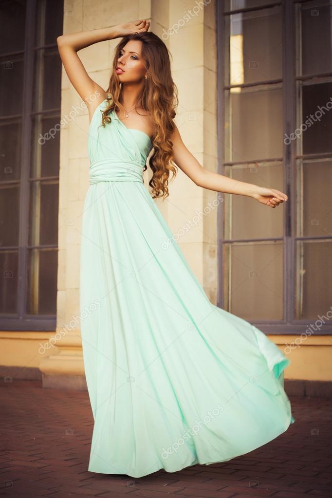 Mujer en vestido de noche fotos de stock, imágenes de Mujer en vestido de noche sin royalties | Depositphotos Mujer en vestido de noche fotos de stock, imágenes de Mujer en vestido de noche sin royalties | Depositphotos