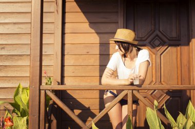 doğanın ortasında duran kadın: palm ağaçlar ve çalılar ve h