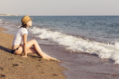 kum sahil su üzerinde seyir deniz kenarında oturan kadın,