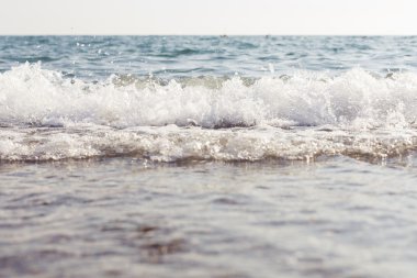 deniz dalgası başlık kıyıya. Mavi şeffaf su. . sopy spac