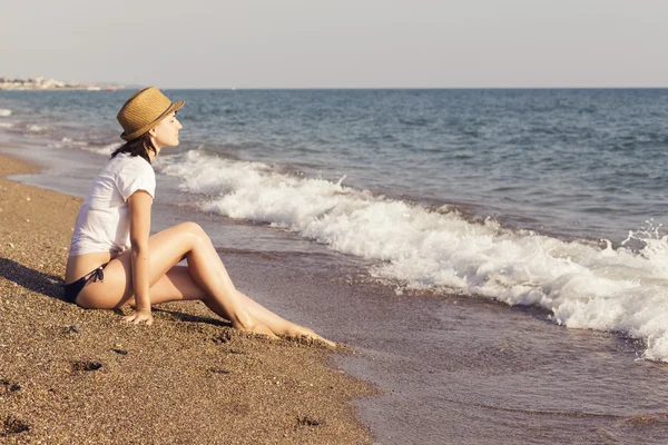 kum sahil su üzerinde seyir deniz kenarında oturan kadın,