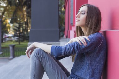 esmer kadın açık havada yakınındaki kırmızı bina poz. Kentsel şehir. da