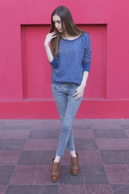 esmer kadın açık havada yakınındaki kırmızı bina poz. Kentsel şehir. da