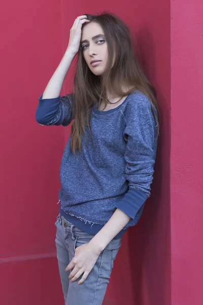 Brunette vrouw poseren buiten in de buurt van rode gebouw. stedelijke stad. da — Stockfoto