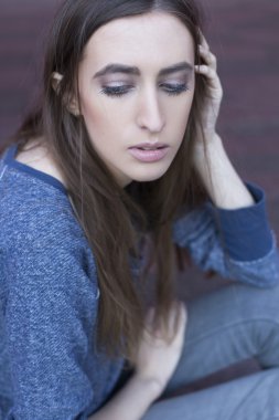 esmer kadın açık havada yakınındaki kırmızı bina poz. Kentsel şehir. da