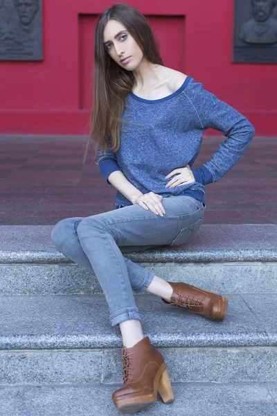 esmer kadın açık havada yakınındaki kırmızı bina poz. Kentsel şehir. da