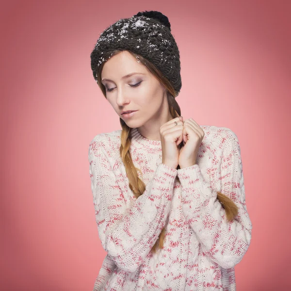 冬装的美丽 redhair 女人: 温暖的毛衣、 围巾和帽子与她的雪。孤立对粉红色红色 — 图库照片