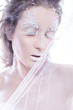 Beyaz kış tarzında yaratıcı makyaj ile esmer kadın 