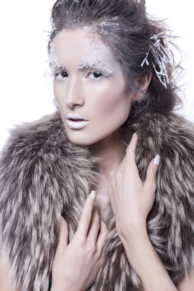 冬スタイルで創造的な作ると毛皮のブルネットの女性 — ストック写真