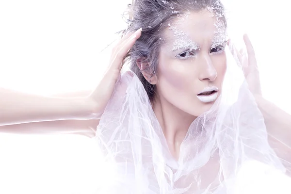 Mujer morena con maquillaje creativo en estilo invierno con blanco —  Fotos de Stock