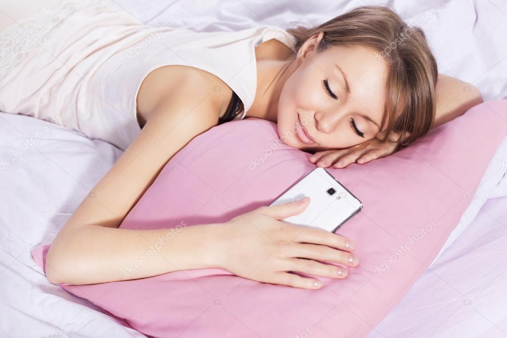 Включи телефон спать. Смартфон под подушкой. Спать со смартфоном.