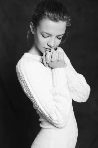 Mooie vrouw in witte trui op zwarte achtergrond. Zwart en — Stockfoto