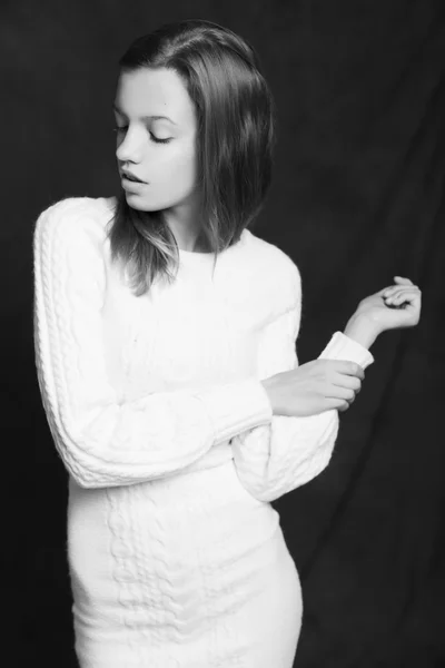Όμορφη γυναίκα στο λευκό πουλόβερ σε μαύρο φόντο. Μαύρο και — Φωτογραφία Αρχείου